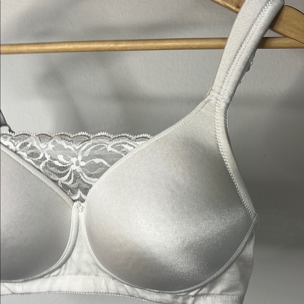 Seamless White Bra with Underwire Support and Adjustable Straps